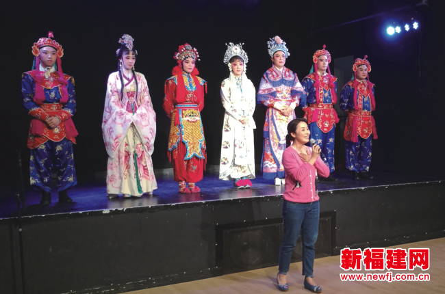 周虹在演出现场为观众现场清唱闽剧《双蝶扇》的选段.