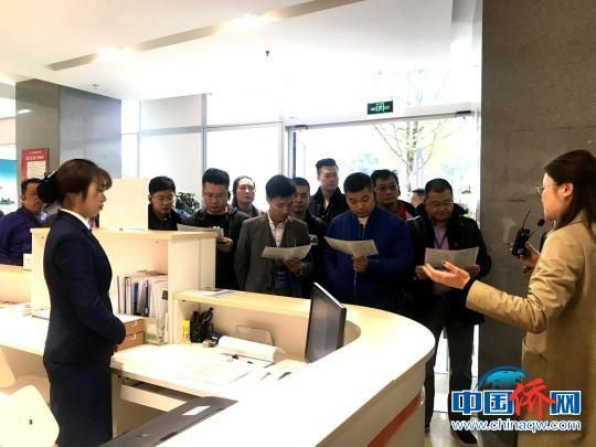 　首期海外华商“一带一路”暨中国国情研修班学员到成都“侨梦苑”考察交流。　廖雪芝 摄