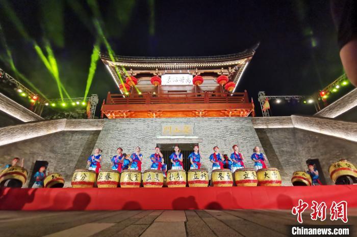 9月29日晚，福建泉州举行城门讲古开机暨点亮泉山门仪式。图为二十四节令鼓表演。　孙虹　摄