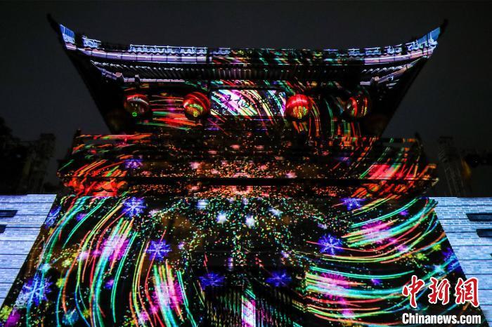 3D光影映射在泉山门上。　孙虹 摄