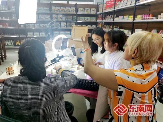 国内外主播在东南亚采购集散中心进行跨境直播。东南网记者 谢玉妹 摄 国内外主播在东南亚采购集散中心进行跨境直播。东南网记者 谢玉妹 摄