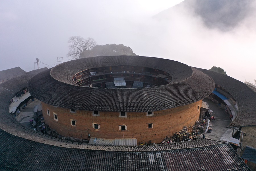 大坪楼造型独特，内有三层主楼一座，外有两座双层副楼环绕，如星拱月。余详龙摄