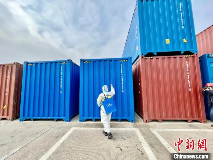 1月15日,武夷山陆地港优化运输模式,开足马力做好班列运转、调车、货运、消杀等工作。 林李冰 摄 1月15日,武夷山陆地港优化运输模式,开足马力做好班列运转、调车、货运、消杀等工作。 林李冰 摄