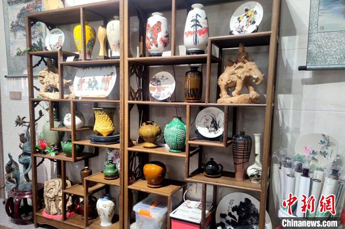 吴康为工作室里展示的各种陶瓷作品。 吴冠标 摄 吴康为工作室里展示的各种陶瓷作品。 吴冠标 摄