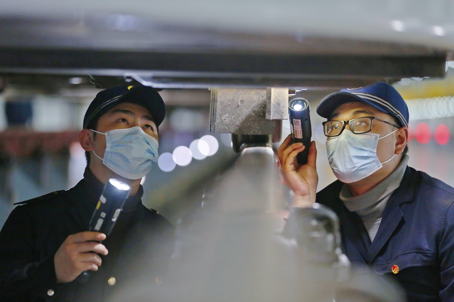 1月16日凌晨，在福州动车段福州南动车所检修库内，动车组工作人员在检查动车车轮走行部件，保证动车安全上线。丁波摄