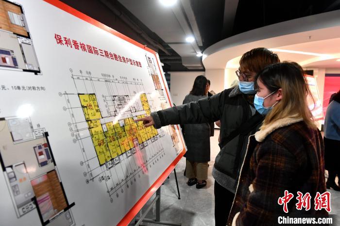 图为台胞在选房现场查看户型图。 吕明 摄 点击进入下一页