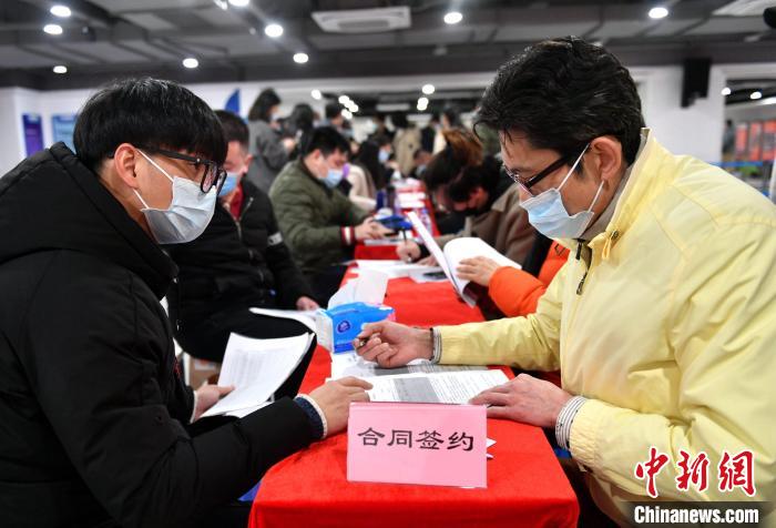 图为台胞在选房现场办理相关手续。 吕明 摄 点击进入下一页