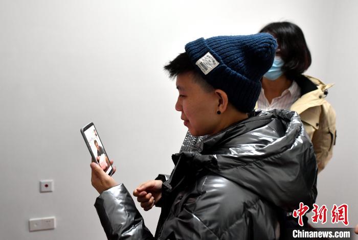 图为陈燕婷与在台湾的妈妈视频,告知选房结果。 吕明 摄 点击进入下一页