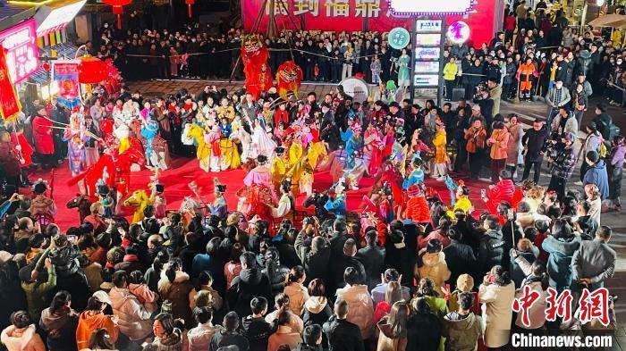 央视小春晚《东西南北贺新春》走进福鼎特色美食街。　蔡丽军 摄