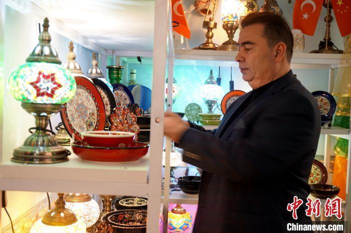 阿拉丁的土耳其餐厅内，土耳其工艺品展示其间。　叶秋云 摄