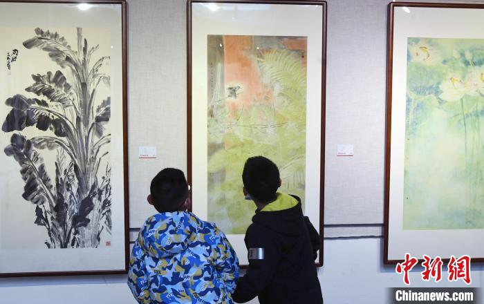 此次展览吸引小学生观看。　记者刘可耕 摄