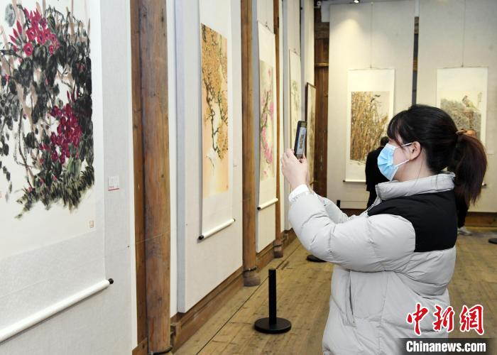 观众观展。　记者刘可耕 摄