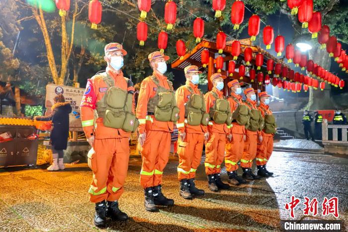 除夕夜坚守在战线上的“橙色守护者”