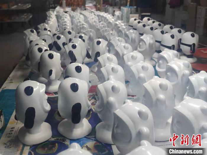 陶瓷“冰墩墩”半成品。　吴冠标 摄