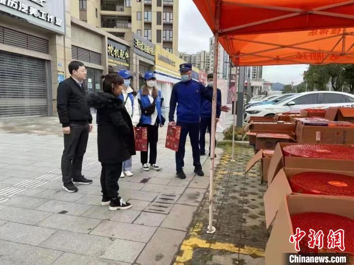图为三元区消防救援大队监督员对烟花爆竹销售点进行消防安全检查。 三元区消防救援大队供稿 摄 图为三元区消防救援大队监督员对烟花爆竹销售点进行消防安全检查。 三元区消防救援大队供稿 摄