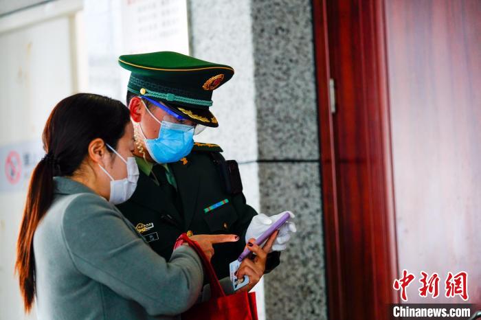 人潮中的“橄榄绿”:为了旅客平安出行