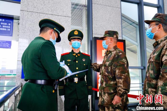 图为武警官兵做好值勤记录。 张陈宇 摄 图为武警官兵做好值勤记录。 张陈宇 摄