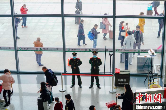 图为武警官兵正在火车站执勤。 张陈宇 摄 图为武警官兵正在火车站执勤。 张陈宇 摄