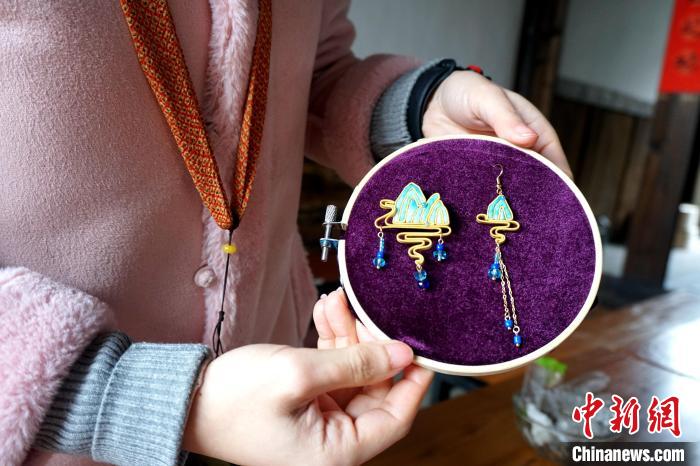 许东方展示创作的盘扣作品。　叶秋云 摄