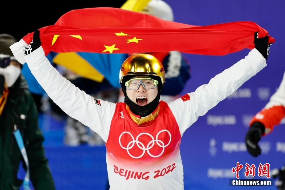 自由式滑雪男子空中技巧决赛：中国选手齐广璞夺冠