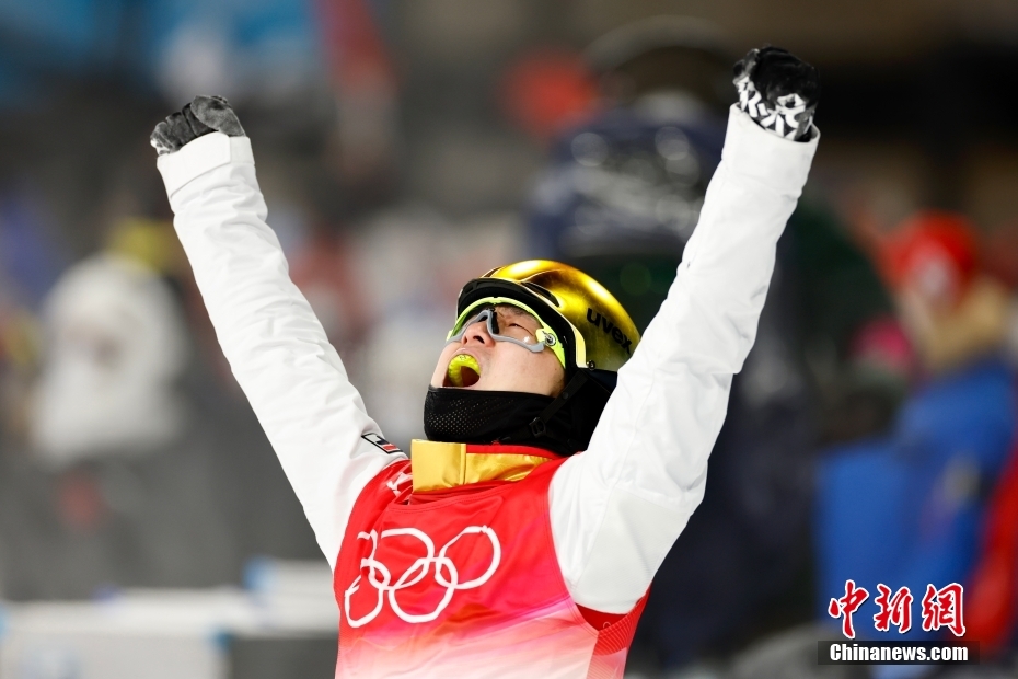 自由式滑雪男子空中技巧决赛：中国选手齐广璞夺冠