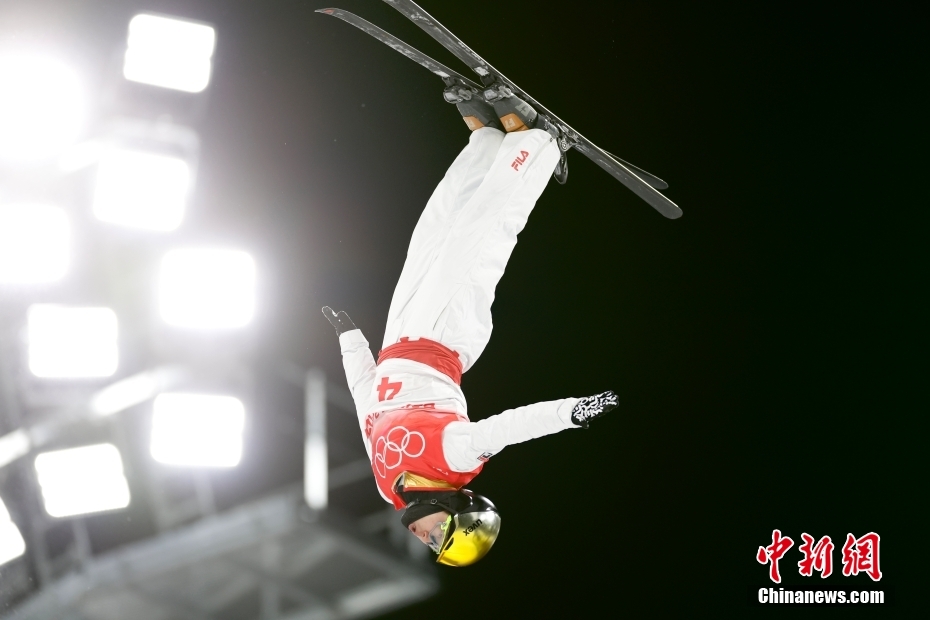 自由式滑雪男子空中技巧决赛：中国选手齐广璞夺冠