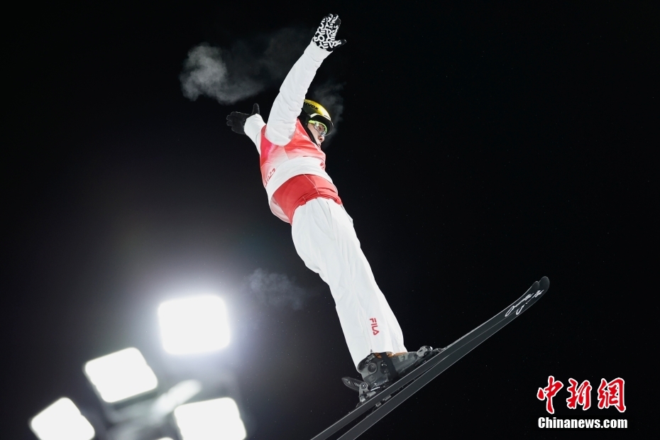 自由式滑雪男子空中技巧决赛：中国选手齐广璞夺冠