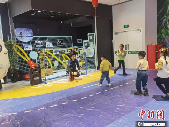 台籍教师张钊瑞“从娃娃抓起”推广两岸手球运动