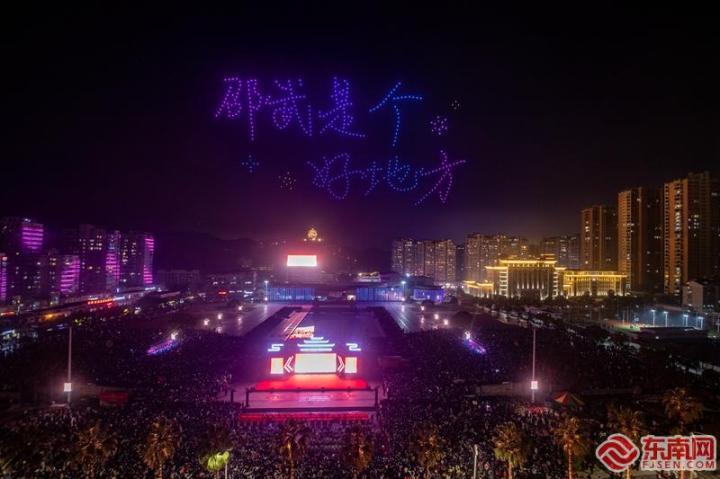 无人机灯光秀表演 韩承伟/摄