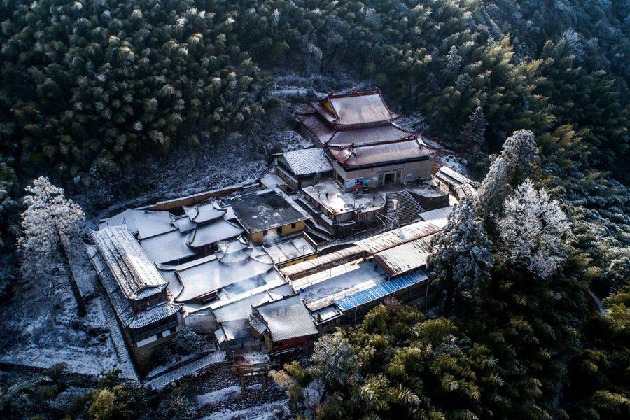 南平建阳区庵山灵泉寺中的轻烟在雪中缭绕。建阳区融媒体中心供图
