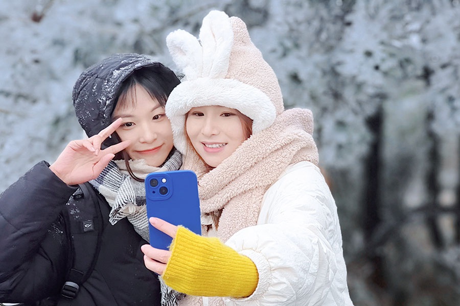 泉州德化九仙山风景区，雪景吸引游客纷纷前往打卡。林雅萍摄