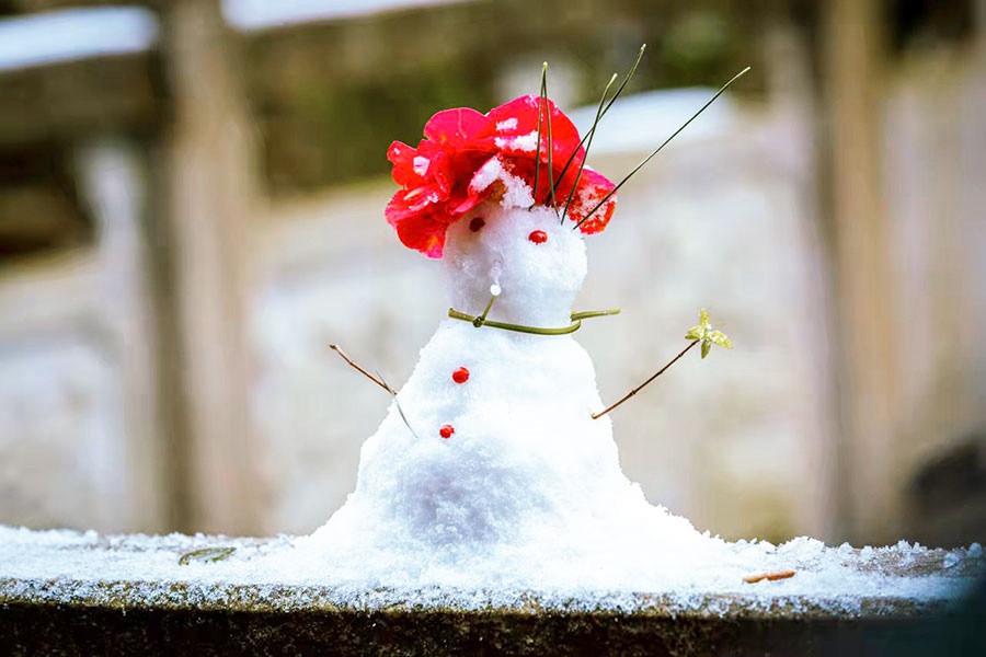 福州雪峰寺突然的降雪，也给“鲜少见到雪”的福州人带去喜悦。章溯摄