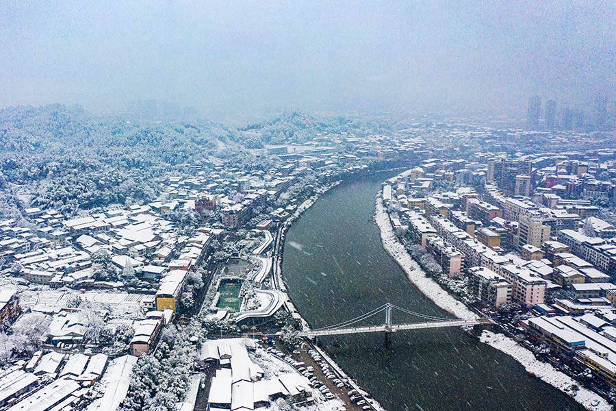 南平光泽县城大雪纷飞。傅贤斌摄