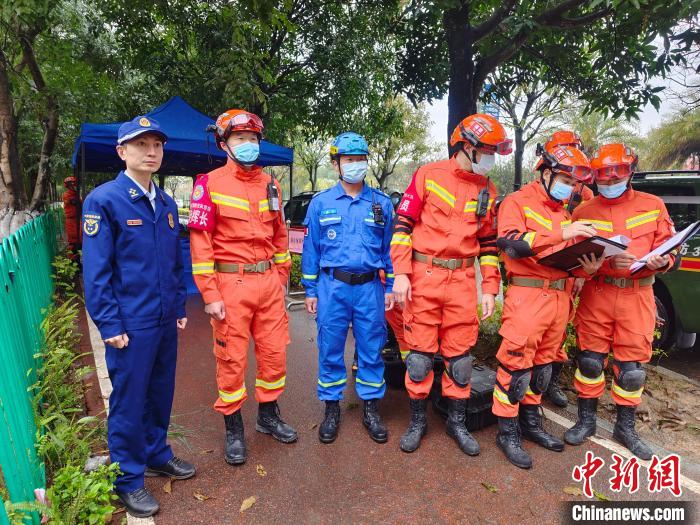 救援队进行部署。　漳州市森林消防大队供图