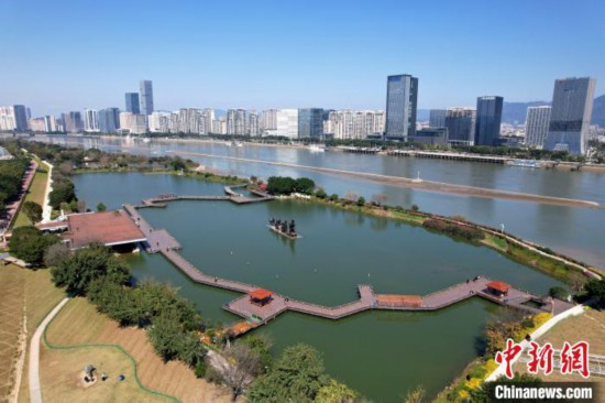 湿地公园已成为民众休闲的好去处。　王东明 摄
