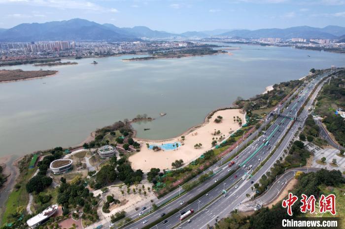 沿江而建的江滨公园成为市民休闲好去处。　王东明 摄