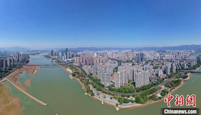 空中航拍福州闽江两岸风光。王东明 摄
