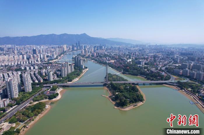 空中航拍福州闽江两岸风光。王东明 摄