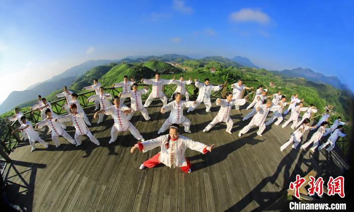 “山水陆空 运动绿都”——三明市首届绿水青山体育消费季之茶海太极运动康养活动。(资料图) 三明市体育局 供图 “山水陆空 运动绿都”——三明市首届绿水青山体育消费季之茶海太极运动康养活动。(资料图) 三明市体育局 供图