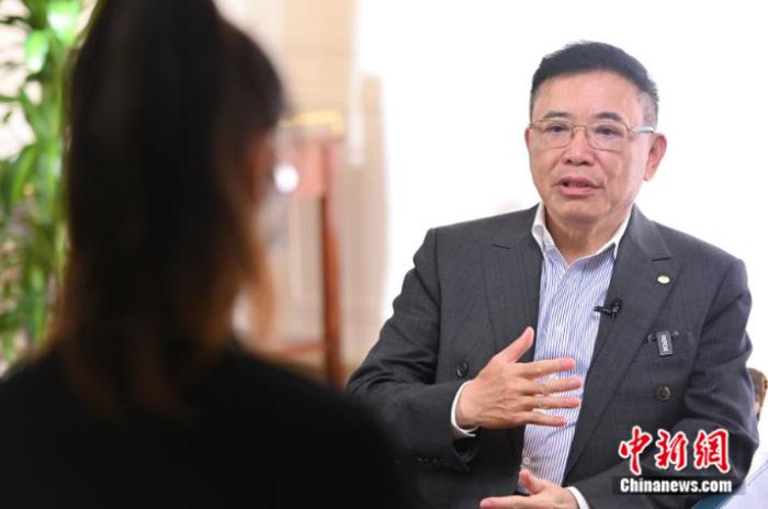 “中国制造业需要继续增强全球化经营的能力。”全国人大代表、TCL集团创始人李东生近日接受<a target='_blank' href='/'>中新社</a>专访时,再提“全球化”和“走出去”话题。图为3月1日,广东省广州市,李东生接受<a target='_blank' href='/'>中新社</a>记者采访。<a target='_blank' href='/'>中新社</a>记者 陈骥旻 摄 “中国制造业需要继续增强全球化经营的能力。”全国人大代表、TCL集团创始人李东生近日接受<a target='_blank' href='/'>中新社</a>专访时,再提“全球化”和“走出去”话题。图为3月1日,广东省广州市,李东生接受<a target='_blank' href='/'>中新社</a>记者采访。<a target='_blank' href='/'>中新社</a>记者 陈骥旻 摄