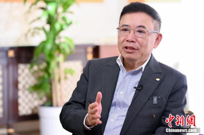 “中国制造业需要继续增强全球化经营的能力。”全国人大代表、TCL集团创始人李东生近日接受<a target='_blank' href='/'>中新社</a>专访时,再提“全球化”和“走出去”话题。图为3月1日,广东省广州市,李东生接受<a target='_blank' href='/'>中新社</a>记者采访。<a target='_blank' href='/'>中新社</a>记者 陈骥旻 摄 “中国制造业需要继续增强全球化经营的能力。”全国人大代表、TCL集团创始人李东生近日接受<a target='_blank' href='/'>中新社</a>专访时,再提“全球化”和“走出去”话题。图为3月1日,广东省广州市,李东生接受<a target='_blank' href='/'>中新社</a>记者采访。<a target='_blank' href='/'>中新社</a>记者 陈骥旻 摄