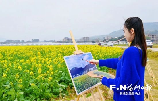 鸿尾村油菜花盛放，吸引游客观光采风。通讯员 陈枫 摄