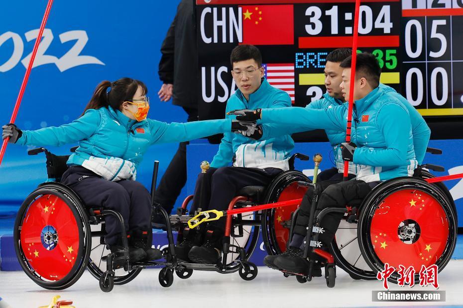 北京冬残奥会轮椅冰壶循环赛：中国队战胜美国队