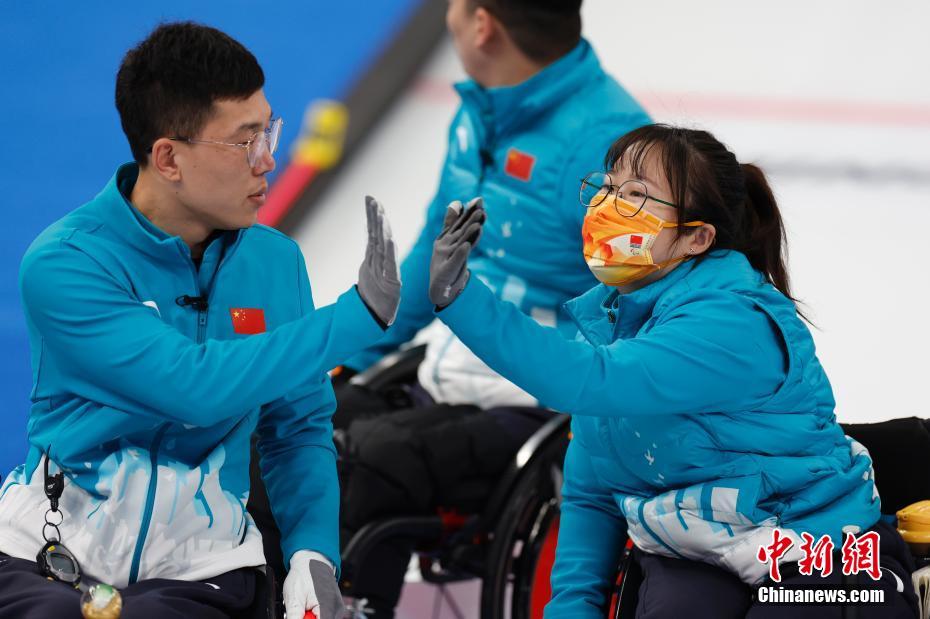 北京冬残奥会轮椅冰壶循环赛：中国队战胜美国队