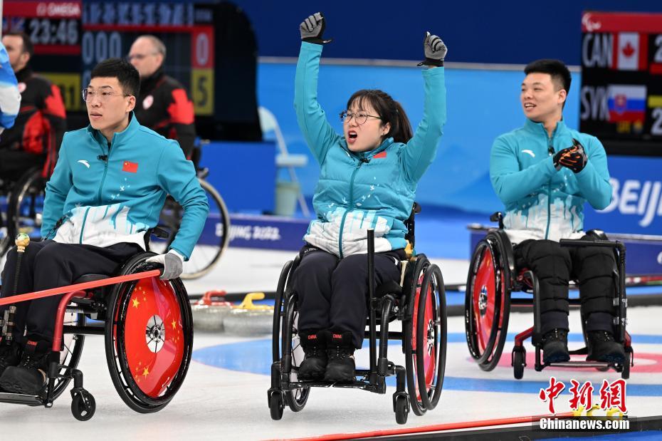 北京冬残奥会轮椅冰壶循环赛：中国队战胜美国队