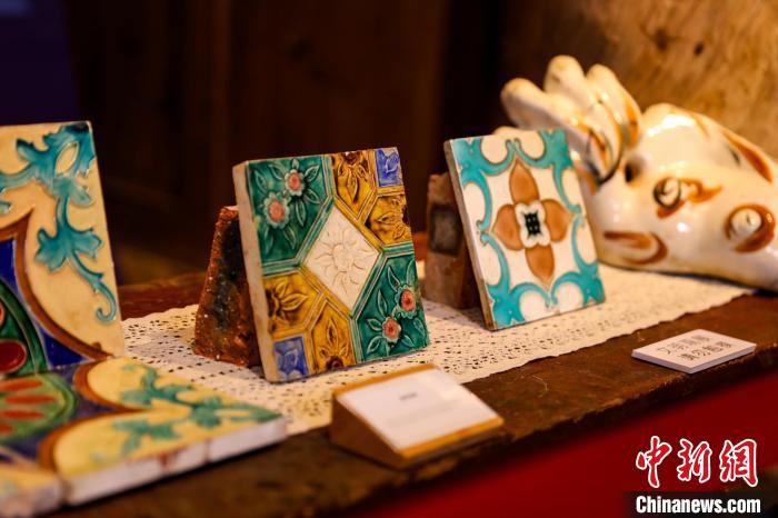 “侨语狮城”南洋文化主题展上的南洋花砖等建筑构件。　孙虹 摄