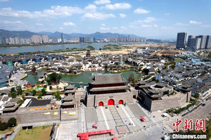 闽越水镇借鉴老福州“一楼两塔”城市格局。　王东明 摄