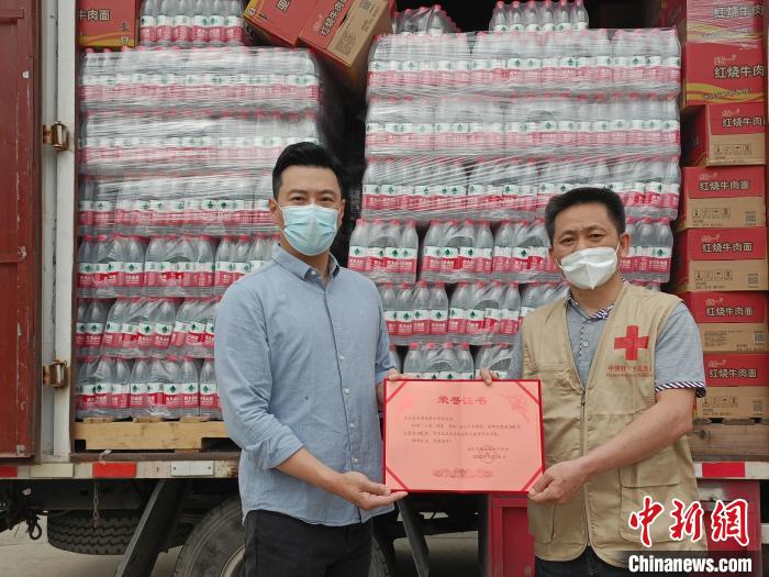 龙文区台商投资企业联谊会向龙文区红十字会捐赠活动现场。　廖珍妹 摄