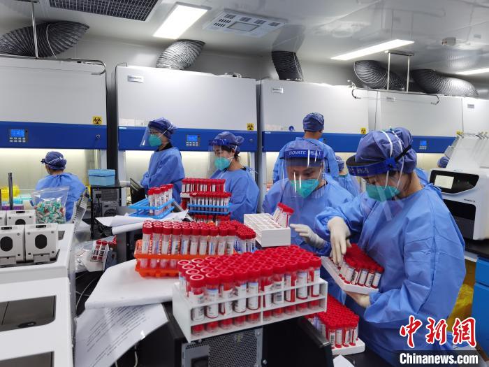 探访福建福清核酸检测基地：通宵达旦奋战，只为早出报告
