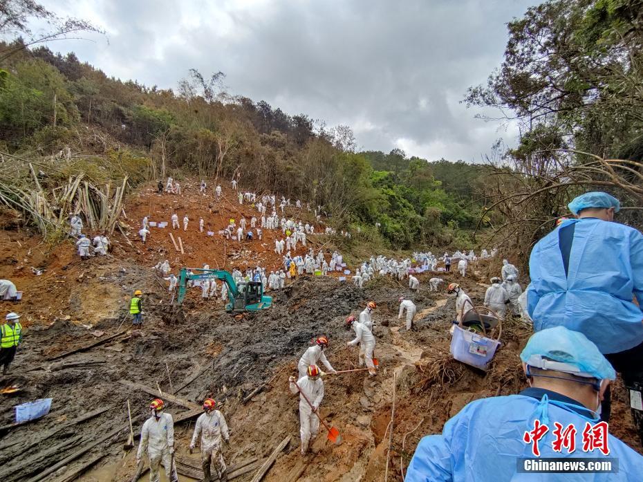 3月25日，武警广西总队200余名官兵同民兵、消防等救援力量一起，继续在“3·21”东航空难核心区展开搜救。 <a target='_blank' href='/'>中新社</a>发 江怀鹏 摄